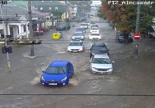 Chișinăul, sub asediul apelor. Circulația transportului public, sistată în capitală