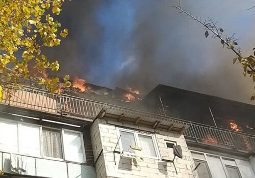 Mansardă cuprinsă de flăcări în capitală