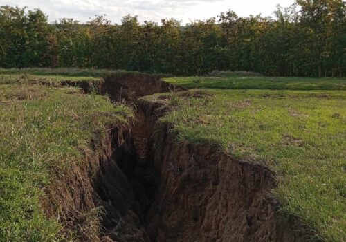 Alunecări de teren în urma ploilor recente în extravilanul localității Sărata Nouă, Leova (FOTO)