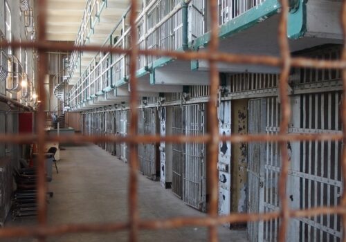 Condamnat la detenție pe viață pentru că și-a lăsat gravidă fiica vitregă de 11 ani