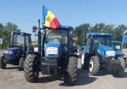 Fermierii moldoveni ies la protest