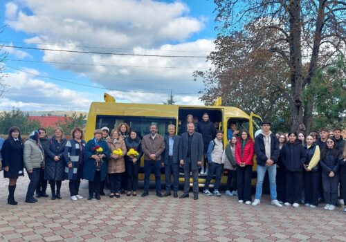 Liceul „Olimp” din Costești primește un autobuz școlar pentru elevii din localitățile vecine