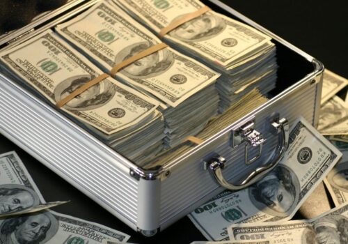 10.000 de milionari britanici plănuiesc să părăsească țara după eliminarea regimului fiscal ‘non-dom’