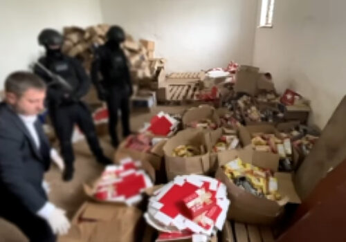 VIDEO Poliția a descoperit 17 242 de rulade expirate în cadouri electorale