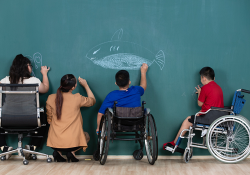 Familiile cu copii cu dizabilități severe vor primi o plată unică de 3.000 de lei