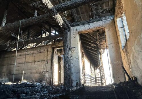 VIDEO// Părinții a cinci copii au nevoie de sprijin pentru reconstruirea casei distruse de flăcări