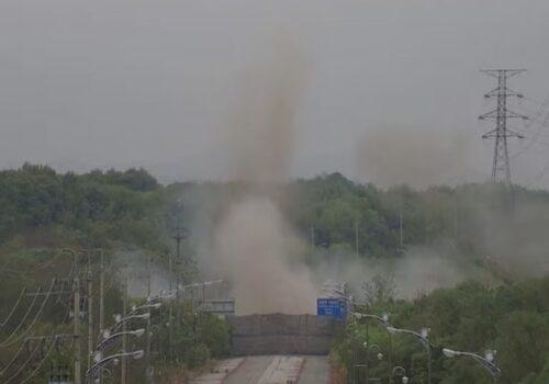 VIDEO // Coreea de Nord distruge legăturile rutiere cu Sudul