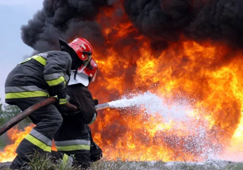 O persoană a murit, iar alta a ajuns la spital după ce două incendii le-au mistuit locuințele