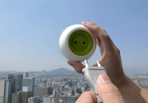 Priza solară se aplică ușor pe geam și începe să genereze electricitate