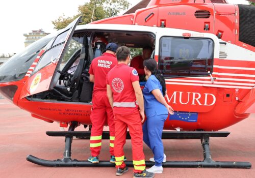 Un copil care suferă de o boală genetică rară a fost transportat cu elicopterul SMURD de la Chișinău la Iași