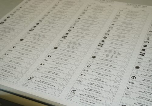 26 de mii de buletine de vot, care urmau să ajungă în trei secții din cele cinci din Rusia, nimicite de CEC