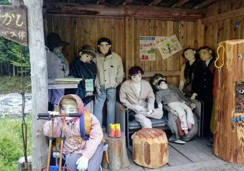 VIDEO// Un sat japonez populat cu păpuși în loc de oameni