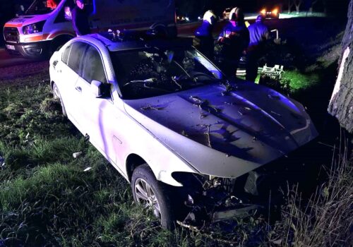 FOTO// Șofer blocat între fiarele contorsionate ale mașinii după ce s-a tamponat într-un copac