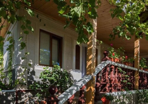 Agropensiunea Casa de Sub Stâncă: Oază de Liniște și Tradiție în Inima Naturi