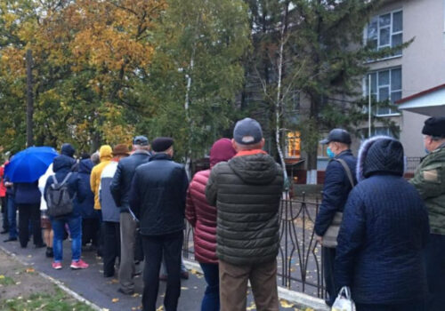 VIDEO// Alegătorii din Rusia au format cozi la cele două secții de vot