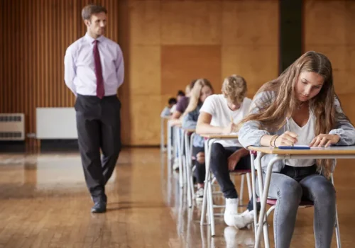 Emoții și mai mari pentru absolvenții de gimnaziu, examenele se vor desfășura în centre specializate