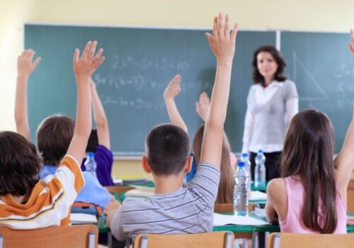 Bani pentru părinții care și-au transferat copiii la o școală mai mare