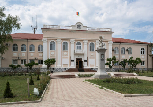 DOC // Consiliul Local Fălești atribuie terenuri pentru construcția de locuințe individuale familiilor nou-formate