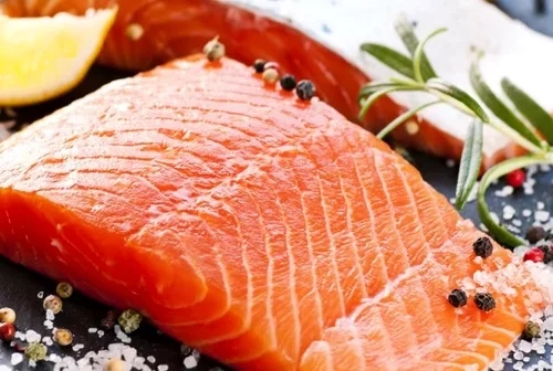 Un lot de fileu de somon contaminat cu bacterii