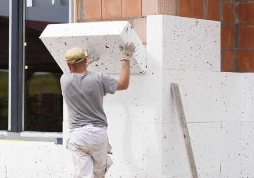 Locatarii apartamentelor care au izolat termic pereții exteriori, scutiți de plata energiei pentru spațiile comune