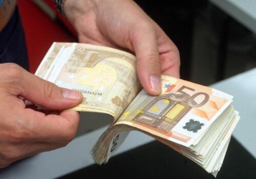 VIDEO// Și fără bani, și fără job. O femeie din Cimișlia lua de la oameni până la 3.000 de euro pentru a-i duce la muncă în Israel, după care dispărea