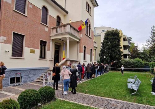 FOTO//  Până la ora 14:00, peste 100.000 de cetățeni din diasporă au votat