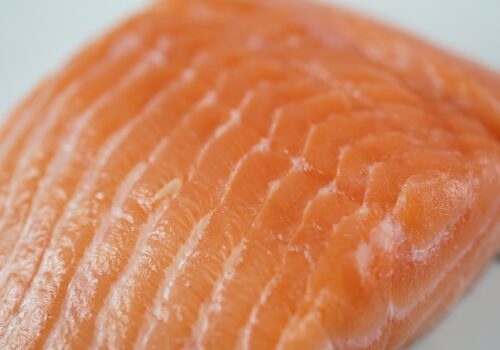 Un lot de file de păstrăv contaminat, retras de pe rafturile magazinelor