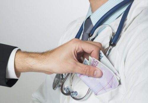 Medicul acuzat de încălcarea secretului votului într-un azil din Comrat, reținut