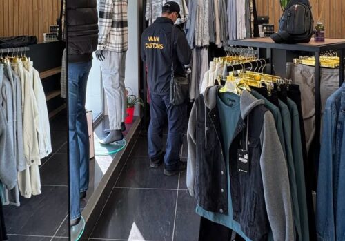 VIDEO// O schemă de vânzare ilegală a hainelor contrafăcute, în valoare de un milion de lei, destructurată în Cahul și Vulcănești