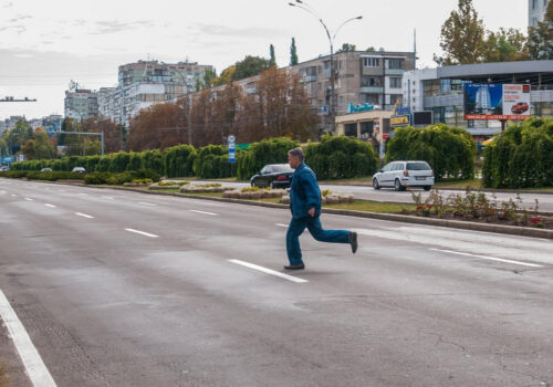 13.700 de pietoni, sancționați pentru traversarea neregulamentară a străzii