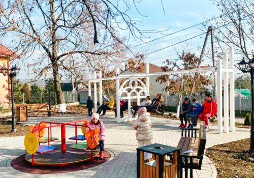 𝐑𝐚𝐭𝐮𝐬̦, 𝐫𝐞𝐬𝐩𝐢𝐫ă 𝐧𝐨𝐮𝐚 𝐯𝐢𝐚𝐭̦ă 𝐢̂𝐧 𝐜𝐞𝐧𝐭𝐫𝐮𝐥 𝐬a𝐭𝐮𝐥𝐮𝐢 a fost amenajat un parc