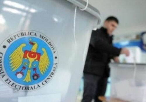 FOTO//  Cozi la secțiile de votare din Minsk, Baku și Istanbul, unde se suspectează că alegătorii au fost aduși organizat