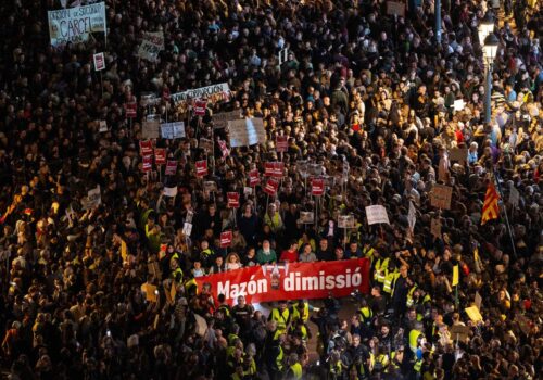 VIDEO// Protest de amploare în Valencia, în urma inundațiilor devastatoare: manifestările au degenerat în altercații