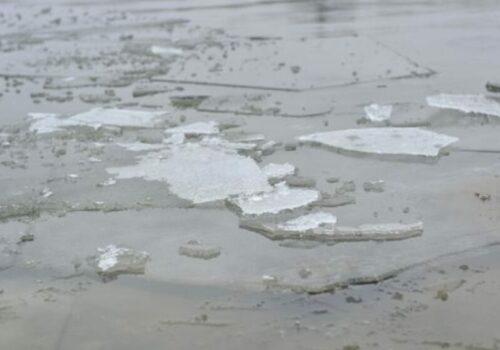 Avertisment IGSU: Stratul subțire de gheață de pe lacuri și râuri prezintă un pericol major