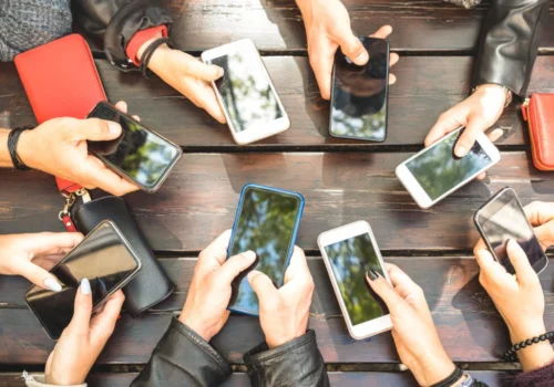 Utilizarea telefoanelor mobile în școli ar putea fi interzisă curând