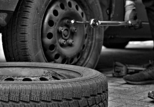 Polițiștii recomandă șoferilor să schimbe pneurile automobilelor
