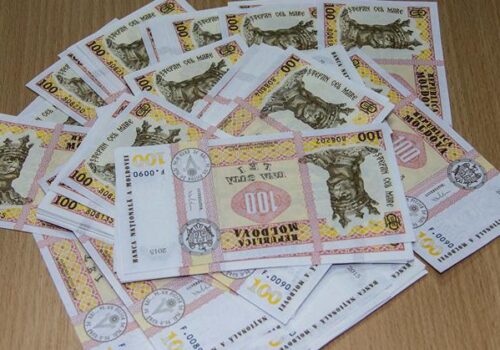 VIDEO// Trei persoane cercetate penal pentru punerea în circulație a banilor falși