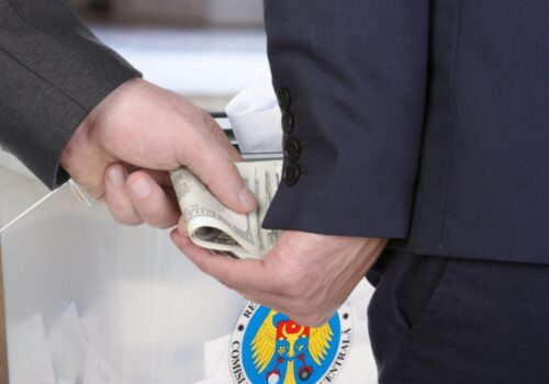 AUDIO// O femeie din Dubăsarii Vechi,  cercetată pentru corupere electorală: a împărțit 18.000 de dolari către 29 de alegători pentru influențarea votului