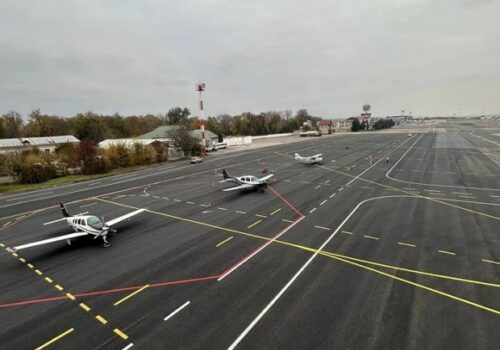 FOTO// Lucrări de modernizare la Aeroportul Internațional Chișinău: platforma de îmbarcare-debarcare și căile de rulare L3, L4 și L5, complet reabilitate