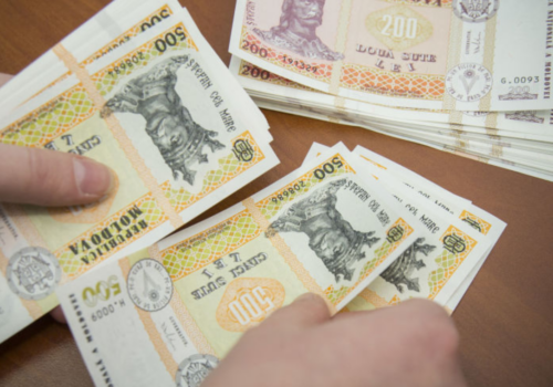 Peste 1000 de funcționari din Moldova vor primi sporuri salariale pentru deschiderea negocierilor de aderare la UE