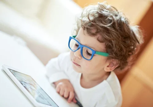 În R. Moldova, numărul copiilor cu miopie este în creștere