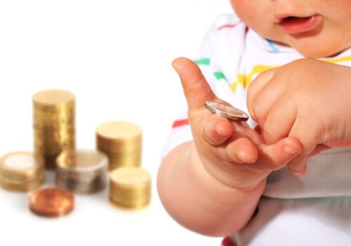 Indemnizația unică la nașterea copilului ar putea fi majorată de anul viitor cu 1.350 lei