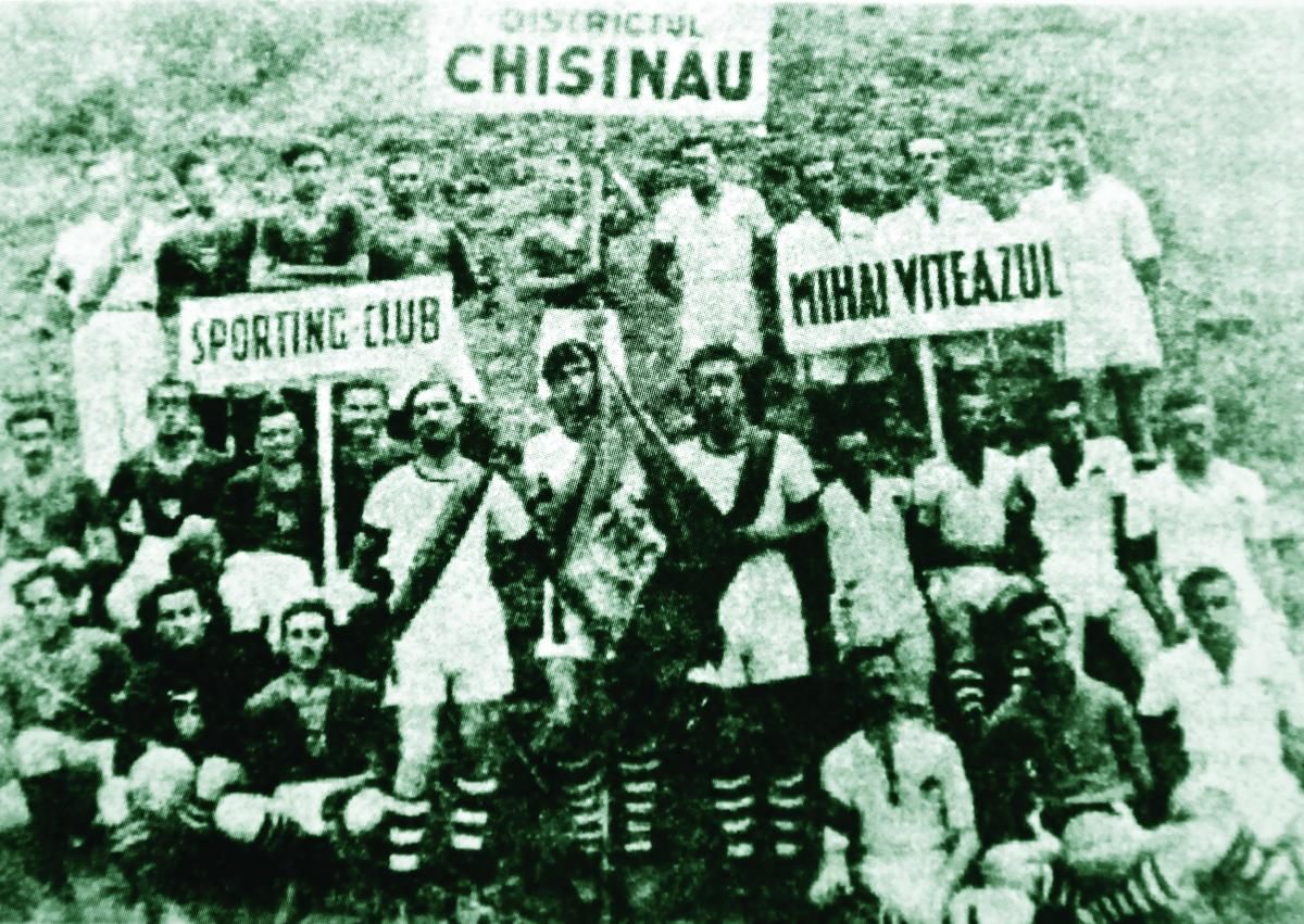 Manifestare sportivă la Chișinău. Echipele de fotbal Sporting și Mihai Viteazul. Sursa foto: historia.ro.