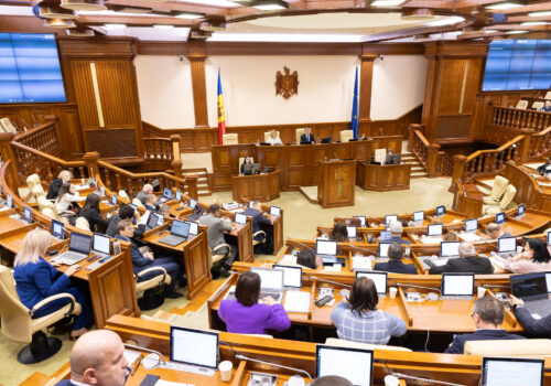 DEPUTAȚII SUSȚIN MODIFICĂRI LEGISLATIVE PENTRU REDUCEREA EMISIILOR INDUSTRIALE