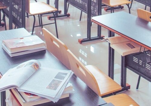 Profesorii anunță proteste: Premierul Recean promite identificarea de resurse suplimentare, dar invocă „realitățile pe care le avem”