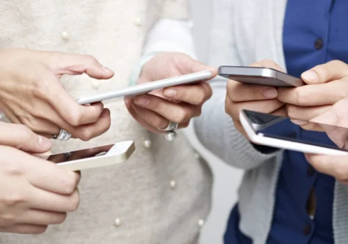 UTILIZAREA TELEFOANELOR MOBILE LA LECȚII, INTERZISĂ PRIN LEGE