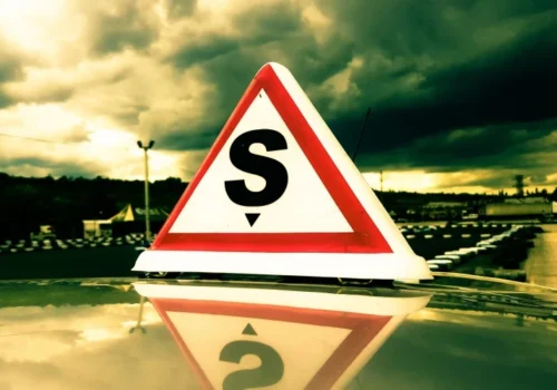 ȘCOLILE AUTO RISCĂ PIERDEREA ACREDITĂRII DACĂ NU ATING RATE MINIME DE PROMOVARE