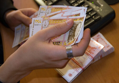 TREI SFERTURI DINTRE ANGAJAȚII DIN REPUBLICA MOLDOVA CÂȘTIGĂ PESTE 7.000 LEI