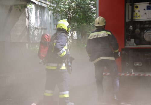 Incendiu pe bulevardul Mircea cel Bătrân: Pompierii evacuează locatarii pentru a preveni intoxicații