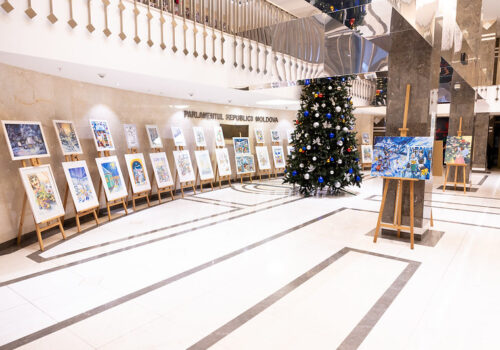 „IARNA – O POVESTE ÎN CULORI”: EXPOZIȚIA CARE ADUCE MAGIA SĂRBĂTORILOR DE IARNĂ ÎN PARLAMENT